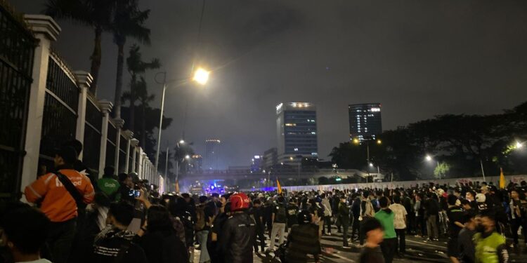 Situasi Memanas di Depan DPR, Massa Teriakkan Revolusi hingga Nyalakan Petasan. (Foto/Doc)