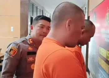 Kapolres Pariaman AKBP Andreanaldo Ademi menginterogasi tersangka pengedar narkoba. (Foto/Doc)