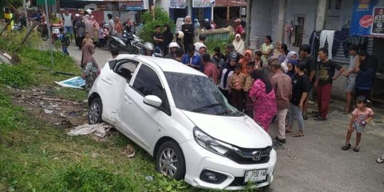 Kondisi mobil yang tertabrak kereta bandara di Jati Parak Salai, Kota Padang, Sumbar, Kamis (21/8/2025). Kecelakaan tersebut mengakibatkan dua orang siswi meninggal dunia. (Foto/Doc)