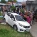 Kondisi mobil yang tertabrak kereta bandara di Jati Parak Salai, Kota Padang, Sumbar, Kamis (21/8/2025). Kecelakaan tersebut mengakibatkan dua orang siswi meninggal dunia. (Foto/Doc)