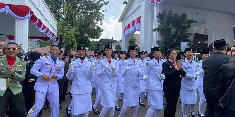 Paskibraka turut berjoget saat lagu Tabola-bale dinyanyikan di Istana Merdeka. (Foto/Doc)