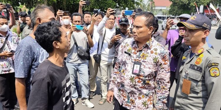 Ketegangan terjadi antara Satpol PP Pati dengan massa penggalang donasi untuk persiapan demonstrasi 13 Agustus menolak kebijakan Pemerintah Kabupaten Pati menaikkan tarif Pajak Bumi dan Bangunan Perdesaan dan Perkotaan (PBB-P2) hingga 250 persen, Selasa (5/8/2025). (Foto/Doc)