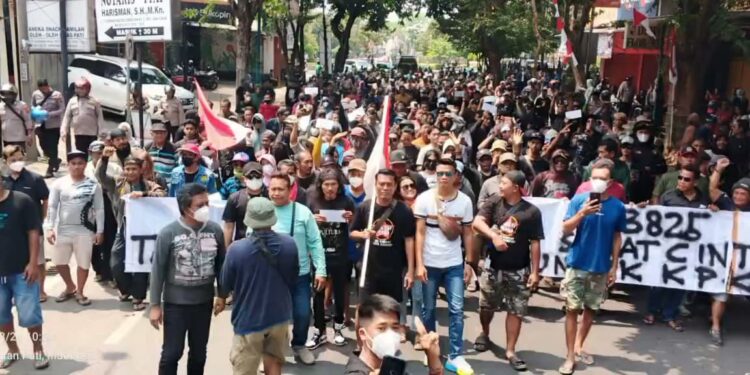 Warga Pati Long March Menuju Kantor Pos Kirim Surat ke KPK. (Foto/Doc)