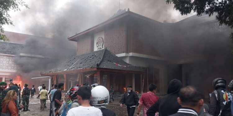 Gedung DPRD Cilacap Dibakar Massa. (Foto/Doc)