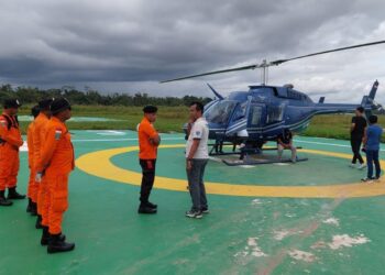 Tim SAR Gabungan, saat melakukan koordinasi, terkait Helikopter PK-IWS POB 4 orang milik maskapai penerbangan Intan Angkasa yang hilang kontak saat melakukan penerbangan dari Ilaga, Kabupaten Puncak ke Kabupaten Mimika, Papua Tengah, Rabu (10/9/2025). (Foto/Doc)