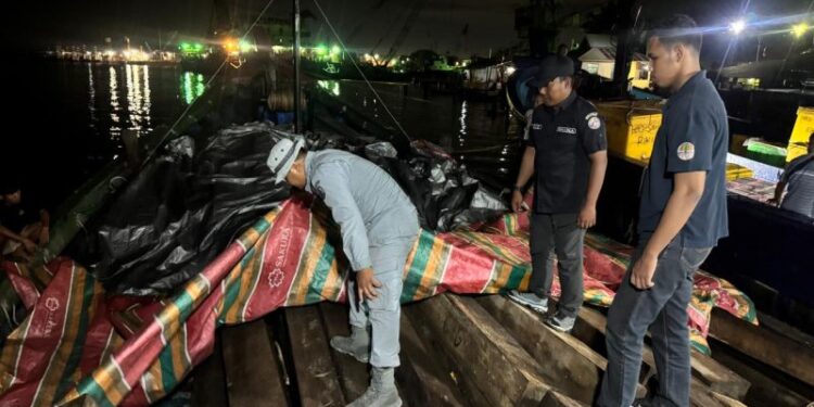Bakamla RI dan Kemenhut Gagalkan Penyelundupan Kayu Olahan Ilegal di Batam. (Foto/Doc)