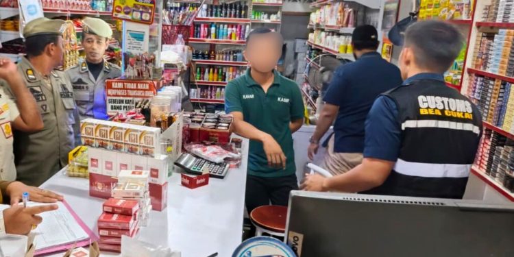 Petugas Kanwil Bea Cukai dan Satpol PP Aceh melakukan razia besar besaran kepada setiap pedagang. (Foto/Humas).