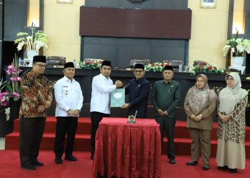Ketua DPRD Kota Solok,Fauzi Rusli.SE.MM didampingi Wakil ketua Amrinof Dias Dt Ula Gadang.SH . (Foto/Humas).