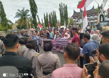 Masyarakat Tarok Gelar Aksi di Kantor Bupati dan DPRD Padang Pariaman. (Foto/Agustin)
