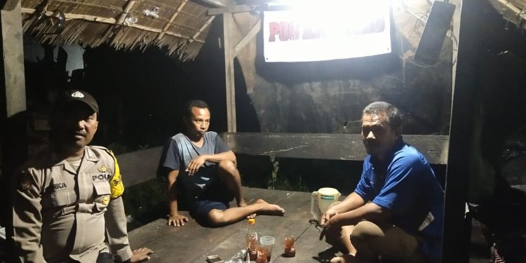 Bhabinkamtibmas Polsek Gebang Laksanakan Giat Bina Satkamling di Desa Pasarawa. (Foto/JR Siahaan)