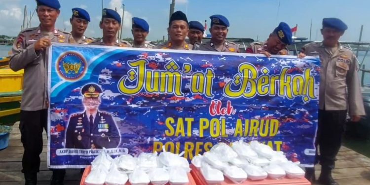 Sat Polairud Polres Langkat Bagikan Paket Makanan Kepada Nelayan dan Masyarakat. (Foto/JR Siahaan)
