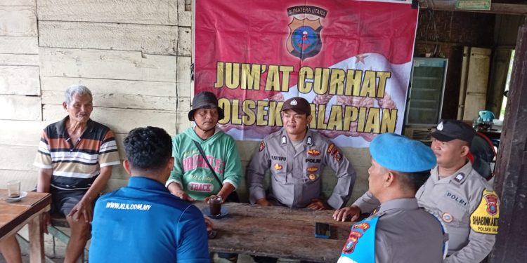 Polsek Salapian Gelar Kegiatan Jumat Curhat di Kelurahan Tanjung Langkat. (Foto/JR Siahaan)