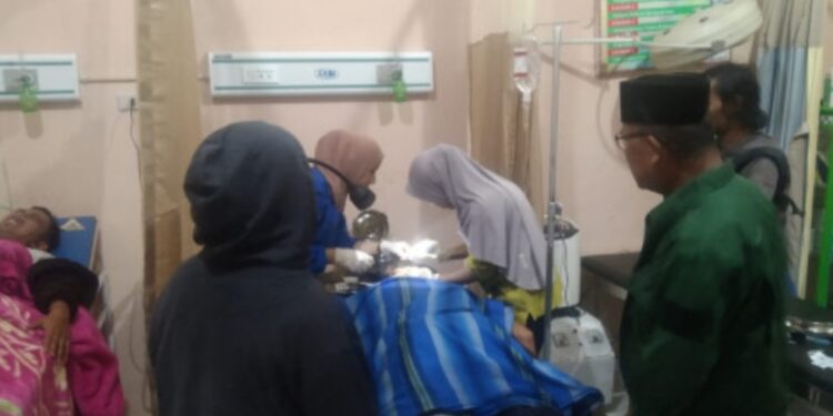 Korban serangan harimau di Lampung Barat saat mendapat perawatan di Puskesmas. (Foto/Doc)