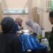 Korban serangan harimau di Lampung Barat saat mendapat perawatan di Puskesmas. (Foto/Doc)