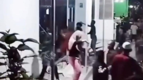 Tangkapan layar dari vidio yang memperlihatkan sejumlah warga merusak rumah guru ngaji di Sagulung, Batam. (Foto/Doc)