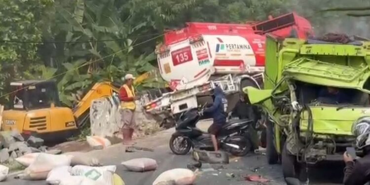 Truk Tangki Pertamina Tabrak 12 Kendaraan di Cigudeg Bogor. (Foto/Doc)