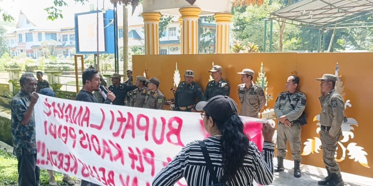 Masa AMP2L Lakukan Aksi Demo, Desak Bupati Copot Plt Kadisdik Langkat. (Foto/Doc)