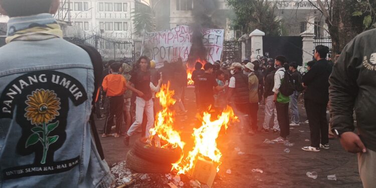Kericuhan Kembali Pecah saat Demo di DPRD Jabar. (Foto/Doc)
