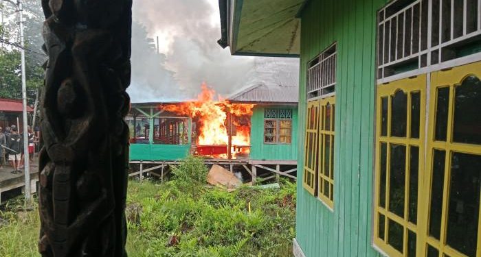Massa Bakar Pos Satgas Rajawali di Asmat. (Foto/Doc)