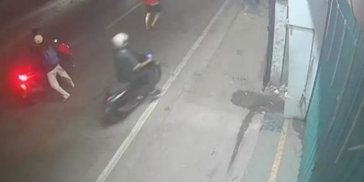 Cuplikan Gambar dari CCTV Rumah Warga Memperlihatkan Tawuran Pelajar di Cikarang Utara, (Foto/Doc)
