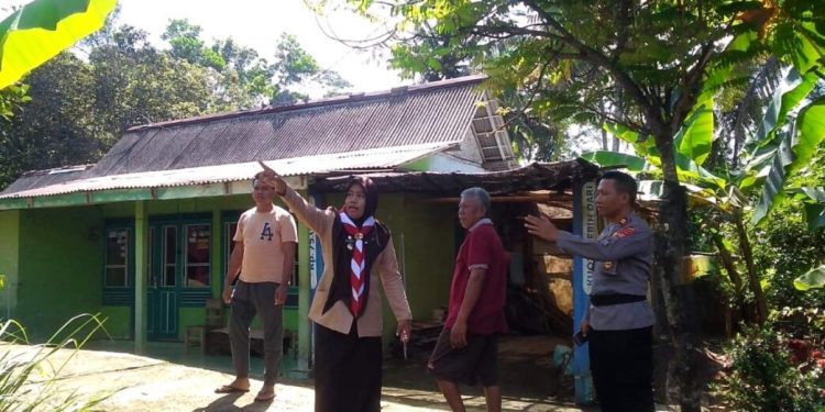 Plt. Kapolsek Kemranjen dan Camat Kemranjen olah kejadian di lokasi teror ketuk pintu di Desa Kecila, Selasa (23/9/2025). (Foto/Doc)