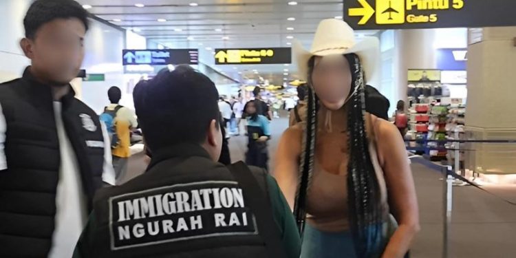 Kantor Imigrasi Ngurah Rai mendeportasi seorang perempuan warga negara Amerika Serikat berinisial JRG. (Foto/Doc)