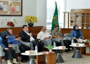 Kepala Bappeda Provsu Dikky Anugerah Didampingi kepala Dinas Kesehatan Faisal Hasrimi, Kepala Badan Keuangan dan Aset Daerah (BKAD) Timur Tumanggor, Dirut RSU Haji Medan Sri Suriani Purnamawati saat konferensi pers di ruang Dekranasda Kantor Gubernur Sumut. (Foto/Doc)