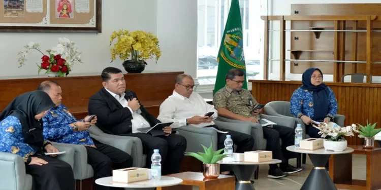Kepala Bappeda Provsu Dikky Anugerah Didampingi kepala Dinas Kesehatan Faisal Hasrimi, Kepala Badan Keuangan dan Aset Daerah (BKAD) Timur Tumanggor, Dirut RSU Haji Medan Sri Suriani Purnamawati saat konferensi pers di ruang Dekranasda Kantor Gubernur Sumut. (Foto/Doc)