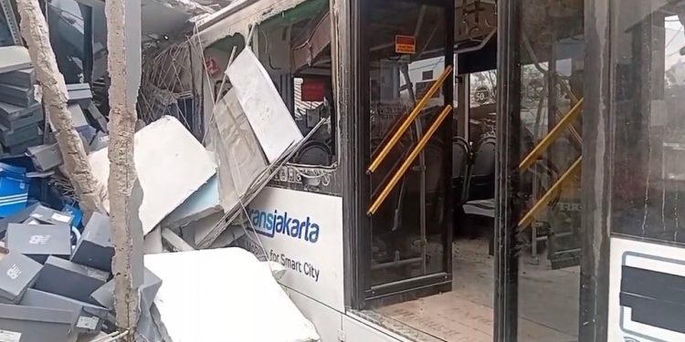 Bus Transjakarta Seruduk 4 Ruko di Pulogebang. (Foto/Doc)