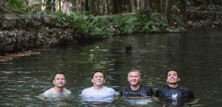 affi Ahmad hingga Ariel Noah Mandi Bareng di Mata Air Oemau Rote NTT. (Foto/Doc)