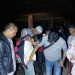 Polisi mengamankan pelaku yang tebas ayahnya di Dusun Lombang 1, Desa Poda-Poda, Kecamatan Tutar, Kabupaten Polman, Sulbar, pada Jumat (19/9/2025). (Foto/Doc)