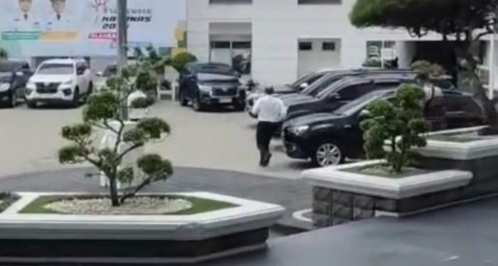 Eks Pj Bupati Langkat, Faisal Hasrimy Bergegas Saat Dikonfirmasi Wartawan Terkait Korupsi Smartboard. (Foto/Doc)