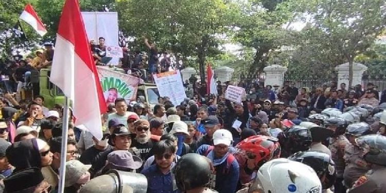 Ribuan Warga Pati Kembali Gelar Aksi Desak Bupati Sadewo Dimakzulkan. (Foto/Doc)