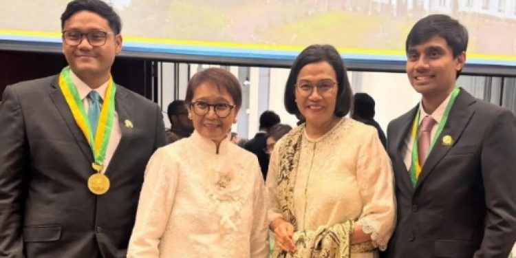 Sri Mulyani dan Retno Marsudi Kompak Hadiri Wisuda Anak di UI. (Foto/Doc)