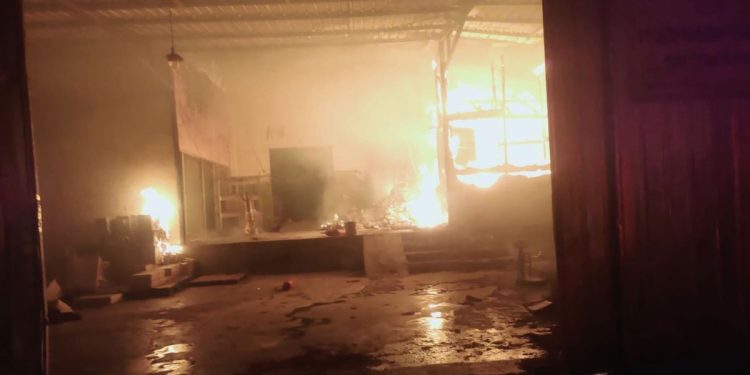 Kebakaran Landa Gudang Pabrik Rokok di Pamekasan. (Foto/Doc)
