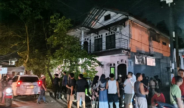Suasana lokasi penemuan 5 mayat yang masih satu keluarga di Jalan Siliwangi, Kelurahan Paman, Kecamatan Indramayu, Kabupaten Indramayu, Selasa (2/9/2025). (Foto/Doc)