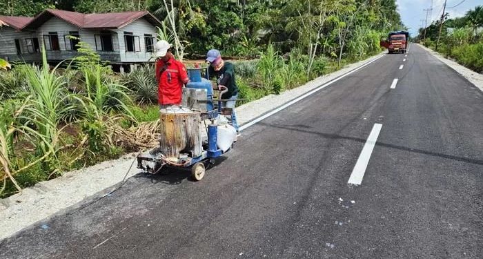 Pekerjaan proyek peningkatan dan rekontruksi jalan Tanjung Samak-Repan di Meranti. (Foto/Doc).