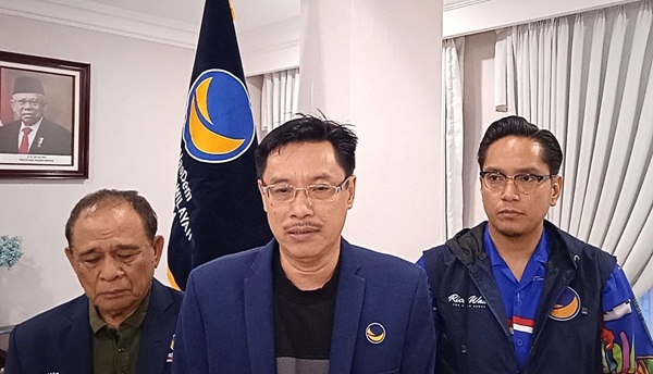 Ketua Nasdem Sumut, Iskandar ST (tengah). (Foto/Doc)