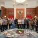 Prabowo foto bersama keluarga, tokoh, jajaran Kabinet Merah Putih dalam acara syukuran. (Foto/Net).