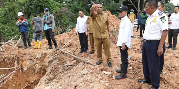 Wali Kota Batam, Amsakar Achmad, di damping Kabid jalan Dinas PUPR Batam. (Foto/Dokumentasi).