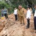 Wali Kota Batam, Amsakar Achmad, di damping Kabid jalan Dinas PUPR Batam. (Foto/Dokumentasi).