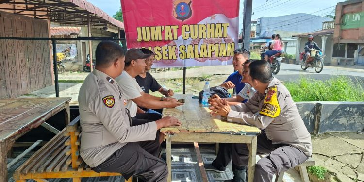 Bhabinkamtibmas Polsek Salapian Dengarkan Keluhan Masyarakat. (Foto/JR Siahaan)