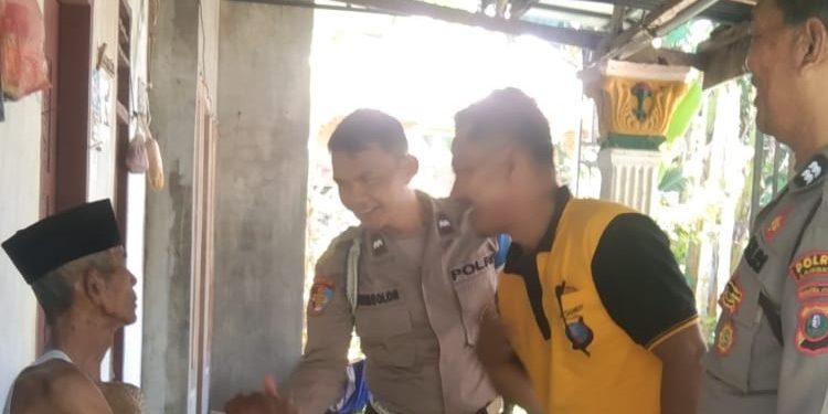 Polsek Bohorok Bagikan Nasi Kotak Untuk Warga Sekitar. (Foto/JR Siahaan)