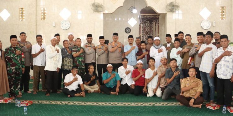 Polres Langkat menggelar safari Jumat curhat di Masjid Al Istiqomah lingkungan IV, Kelurahan Pekan Kuala, Kecamatan Kuala, Kabupaten Langkat, Jumat (31/10/2025). (Foto/JR Siahaan)