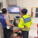 Polisi mengecek CCTV TKP tabrak lari di Sragen, Jateng. (Foto/Doc)