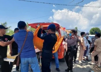 Evakuasi jenazah di Jembrana yang belakangan diketahui sebagai penumpang KMP Tunu Pratama Jaya yang tenggelam di Selat Bali, Selasa (7/10/2025). (Foto/Doc)