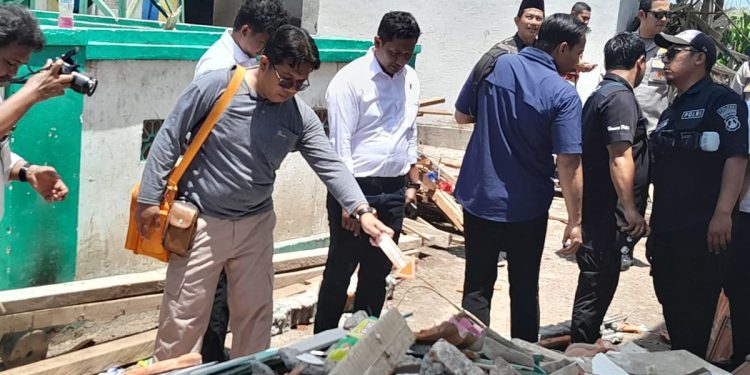 Polres Situbondo oleh TKP di Bangunan Asrama Putri Pondok Pesantren Salafiah Syafi'iyah Syekh Abdul Qodir Jailani di Jalan Pesanggrahan, Desa Blimbibg, Kecamatan Besuki, Kabupaten Situbondo, Provinsi Jawa Timur. (Foto/Doc)
