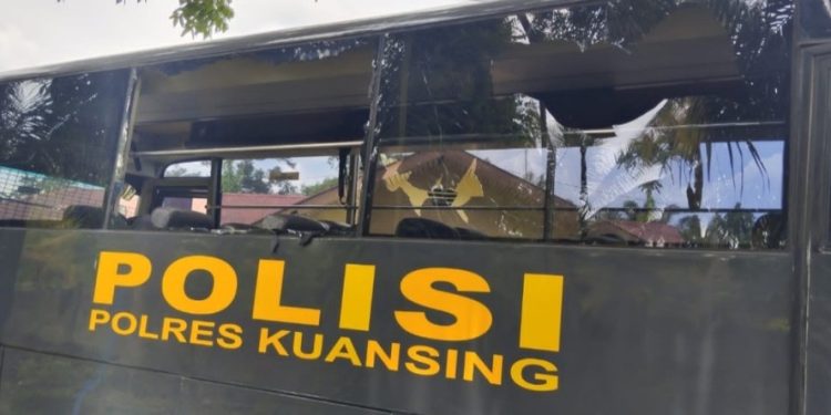 Mobil Polisi jadi sasaran pengrusakan oleh massa di Kuansing saat penertiban tambang emas ilegal. (Foto/Doc)