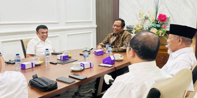 Forum Purnawirawan Prajurit TNI (FPP TNI) menemui eks Menko Polhukam Mahfud MD pada Kamis (24/10/2025). (Foto/Doc)