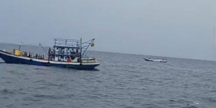 Suasana upaya pencarian korban kapal KM Mina Maritim 148 yang tenggelam di perairan Talisayan, Kabupaten Berau, Kalimantan Timur, pada Minggu (26/10/2025). (Foto/Doc)